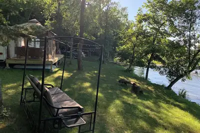 Image de Beautiful remote camping on the lake in the comfort of a 38’ camper.