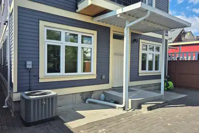 Image de Entire ground floor suite 2 Baths 3 Beds with Full Privacy