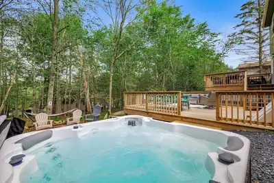 Image de Poconos Play House! Hot Tub - Game Room - Fire Pit - Sleep 10 - Walk to Lake