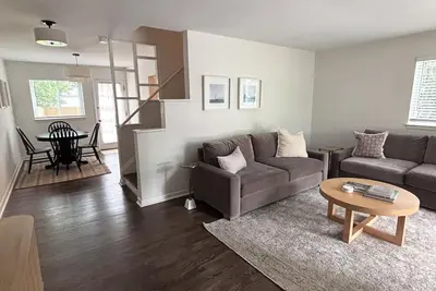 Image de Newly Renovated 2bd+2bth Townhome-Walkable to Beautiful Downtown Birmingham!