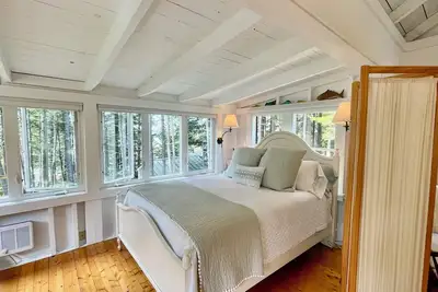 Image de Whispering Spruces; Cozy Studio with Queen Bed & Water Access