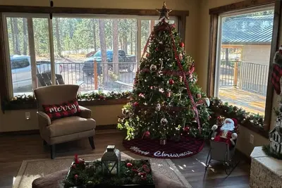 Image de Black Hills Vacation Lodge: Brand New Home! Fully Christmas Decorated.