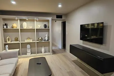 Image de Modern 2 Bed, 2 Bath Ground Floor Apartment with Private Backyard