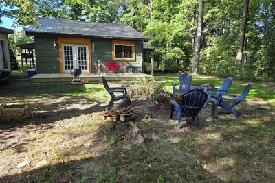 Image de Tranquil Woodland Cottage nestled in peaceful surroundings. . nature's serenity.