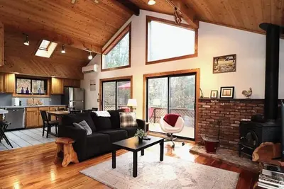 Image de 4-bedroom tranquil chalet near Hunter Mountain, incl. hot tub + game room