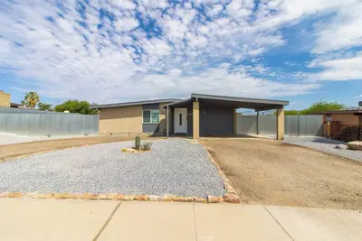 Image de Welcoming to Lincoln Haus, East side Tucson with Fire Pit.