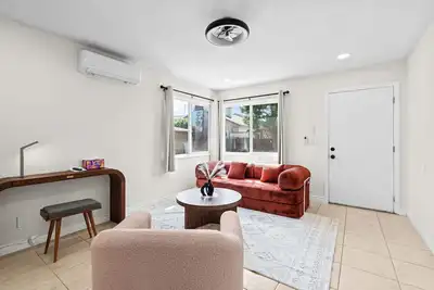 Image de 20% Off Brand New Furnished 2br w Private Garage