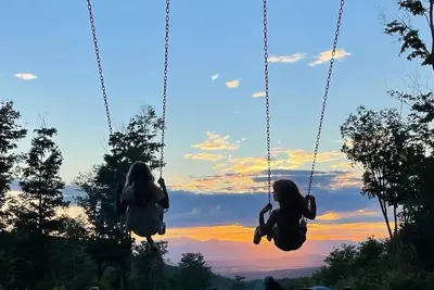 Image de Mountainside Cabin – Bristol, Vermont\nUnplug. Relax. Reconnect with Nature.