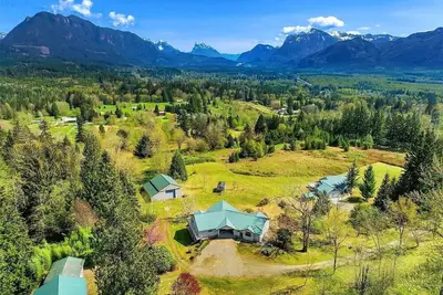 Image de Huge Chalet on 17 acres - Epic Mountain Views + Hot tub! 5 bed / 3. 5 bath