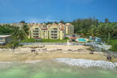 Image de Gated Beach Condo 2 Pools + steps away from beach