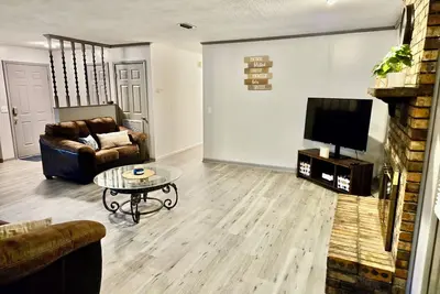 Image de Charming, recently renovated 3 Br house in a quiet neighborhood in Enterprise!