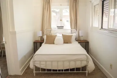 Image de Serene 3br Cottage w/ Screened Porch in Prime Walkable Neighborhood