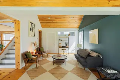 Image de Blue Heron House - 3br Creekside Retreat with Hot Tub, Firepit & 10min to Hudson