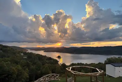 Image de Luxury Mountain & Lakeside Retreat with Hot Tub