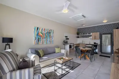 Image de Central 2-Bedroom Plett Escape – Walk to Beach & Restaurants