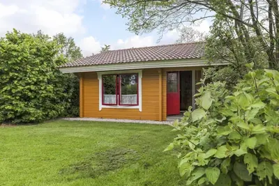Image de Cozy 4-person bungalow with veranda and central location at park ’t Hooge Holt, near the pool, playground and charming Gramsbergen.
