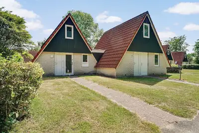 Image de Spacious 10-person family house with 5 bedrooms, 2 bathrooms, full kitchen and large garden at holiday park ’t Hooge Holt.