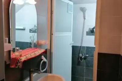 Image de appartement meublé avec 2 chambres, cuisine, salle de bain en plus d'un salon
