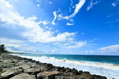 Image de 4 Br Beachfront private villa with pool