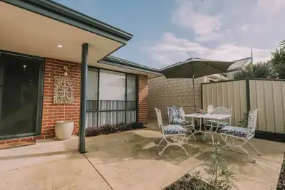 Image de Cottage on Cockleshell, Jindalee.