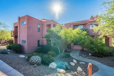 Image de Truly enchanting! Superior upgrades, great location and community amenities.