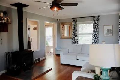 Image de Peaceful Country Retreat - 3-bedroom farmhouse on 4. 5 acres with large Barn!