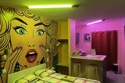 Image de Studio Pop en centre-ville, avec Balnéo, dans une ambiance colorée et rétro!