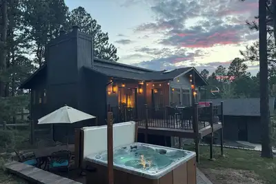 Image de 4-bed 3-bath house with hot tub, fenced yard, and garage in Monument