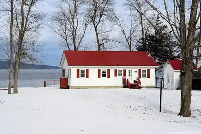 Image de Four Seasons cottage on Lake Champlain waterfront