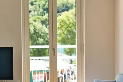 Image de Wake of the lake - bright waterfront apartment