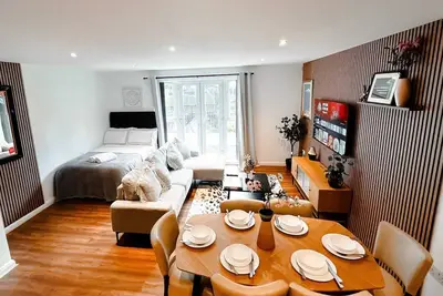 Image de ✨ Stylish 2-Bedroom City-Centre Apartment for 6 people | Walk to Everything! ✨