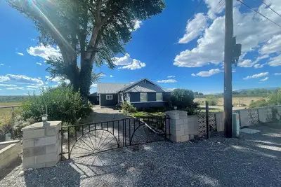 Image de Serene farmhouse with Ac in charming Olathe