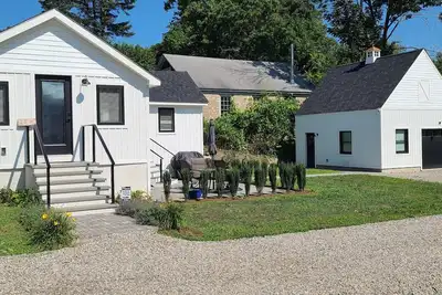 Image de Charming brand new 2-bedroom home in beautiful Mystic Village with barn.