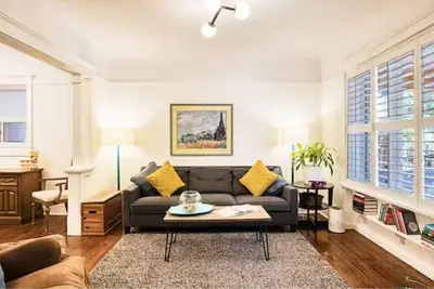 Image de Downtown-king bed- Bbq- free parking- near ttc