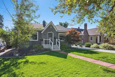 Image de Charming Tudor On The Bench