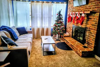 Image de The Central Hearth: Cozy Family Home. Sleeps 8. Real wood burning fireplace!