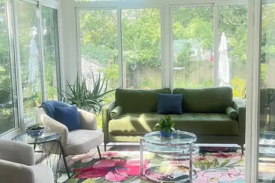 Image de Charming 3 bedroom house- close to the train to Nyc, the best beaches and more!