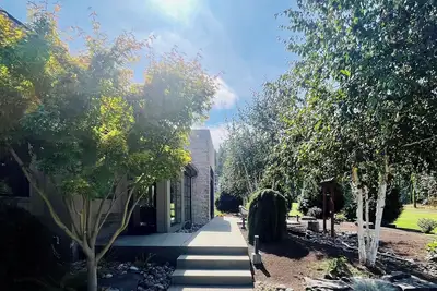 Image de Modern 2-bedroom with views on acreage w/sport court/pickle-ball on Fox Island