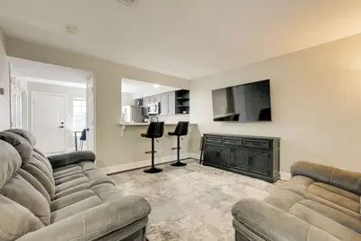 Image de 4 Mi to Iah: Suburban Houston Townhome