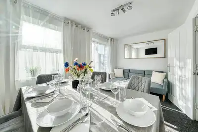 Image de Comfort Lettings - Comfy 4bedroom/8 Beds & 2 Free Parking, Garden, Family Friendly