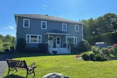 Image de Highly Desirable, Quiet Location! 2 bed 1. 5 bath with a yard 10 min walk to beach