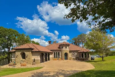 Image de House with lake views and lake access