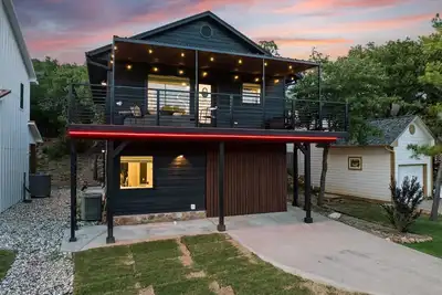 Image de Romantic Adult Kink Theme Couples Getaway-Hot Tub -Free Golf Cart For Sept. Only