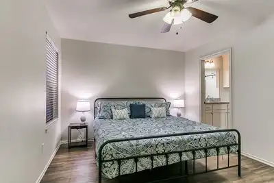 Image de Walk to Downtown Edmond! Pet Friendly, Garage Access, King Bed!