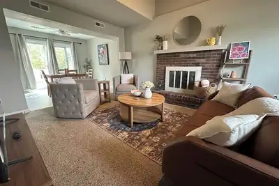 Image de Cozy 4-bedroom townhome with spacious backyard–7 min to campus, 3 min to coffee!