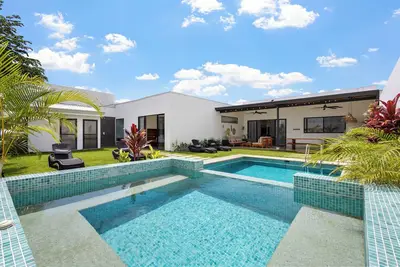 Image de Villa De Paz – 4br Elegant Villa w/ Pool, Jacuzzi & Walk to Playa Tamarindo