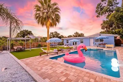 Image de Poolside Paradise: Cabana, PingPong, Alfresco, Near Beach & Downtown, Sleep 12+