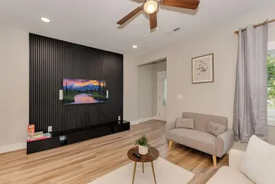Image de Cozy 4br W/ Hot Tub! Near Stadium, Uptown, & Airport!