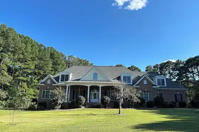 Image de Big Amazing & Pristine Home on 1. 6 Acre with 5 Smart TVs, Fireplace & Gate