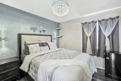 Image de Luxurious Bedroom w/ Chandelier